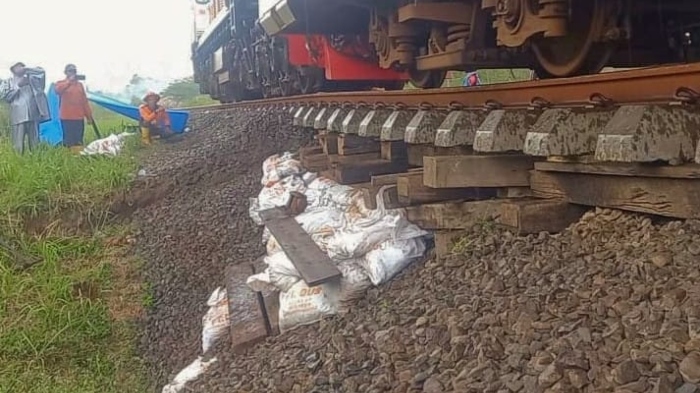 Titik ambles jalur kereta api yang terjadi pada Sabtu (8/10/2022).