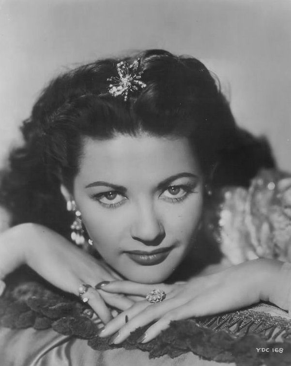 Yvonne_De_Carlo_b40