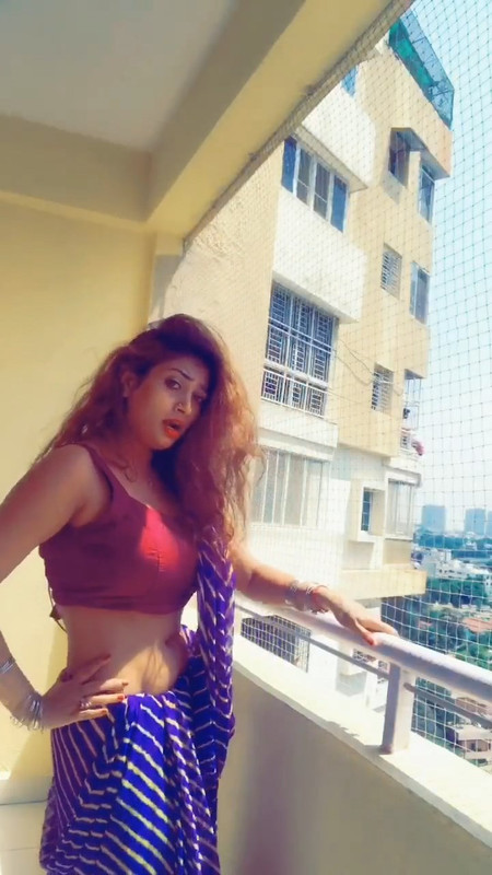 sexy girl in pink saree.mp4_snapshot_00.03.471