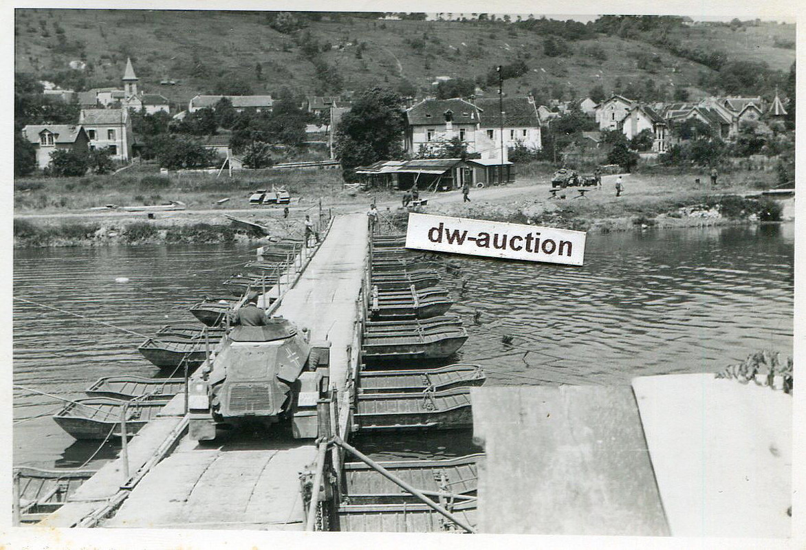 Panzer Spähwagen mit Kennung und Wappen auf Behe