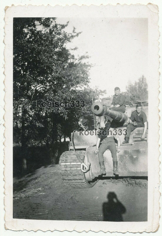 Foto Panzermänner auf einem schweren Tiger Panzer VI in Nikopol Ukraine 1944