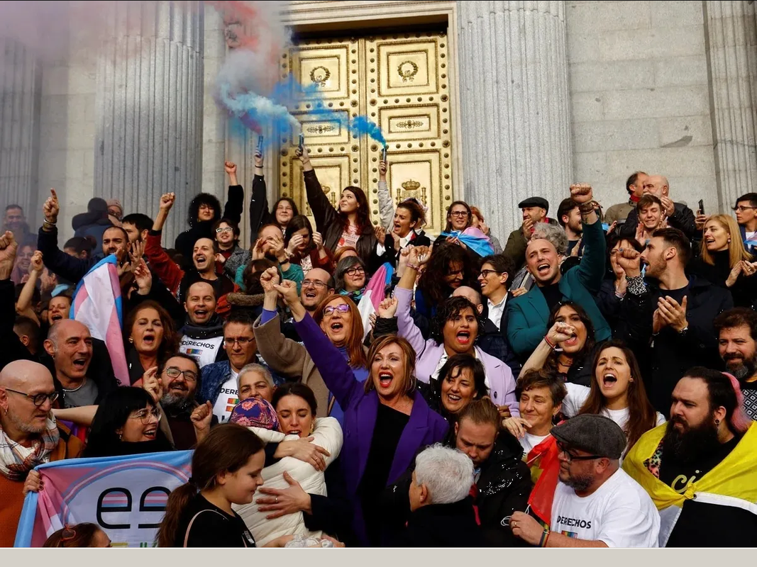 España amplía derechos de aborto y transgénero