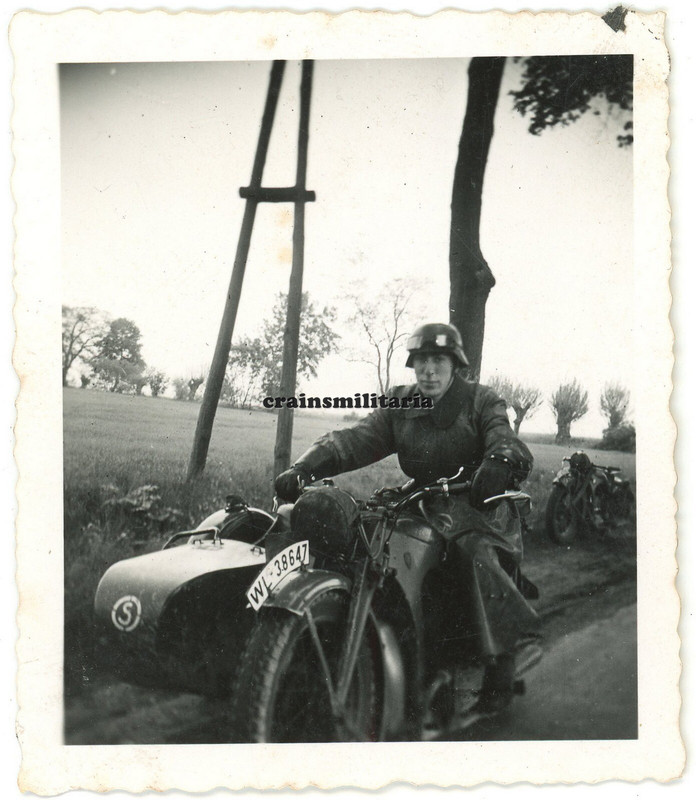 Orig. Foto Luftwaffe Kradmelder mit Zündapp Motorrad Mantel in Frankreich 1940