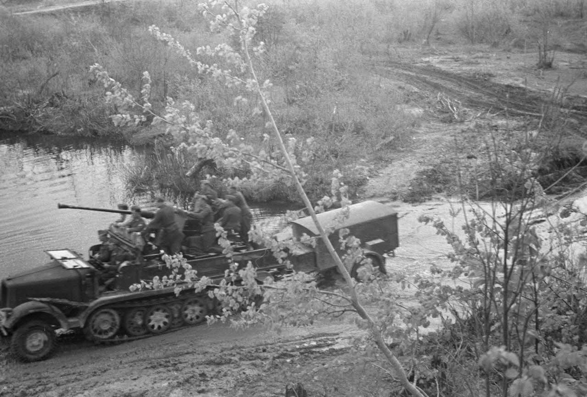 Chargé de fantassins allemands, un semi-chenillé Sd.Kfz.62 équipé d'un canon de 3.7cm Flak 36 du Lei