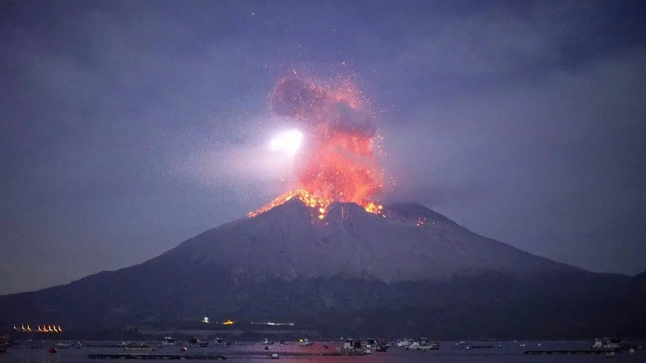 Erupción del volcán Sakurajima en Japón provoca decreto de alerta máxima