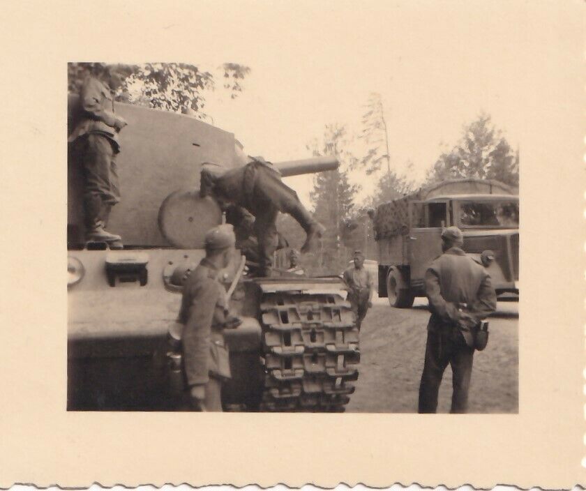 zerstörter 72 to Tank Typ KW 2 bei Lida Лида Belarus Russland Juli 1941