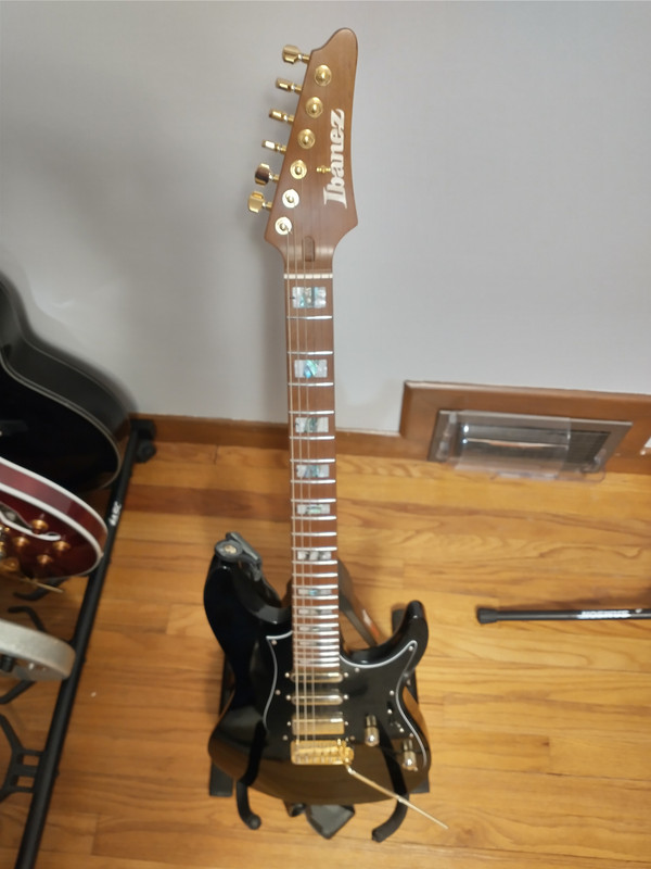 Ibanez-Tim-Henson-Signature-THBB10.jpg