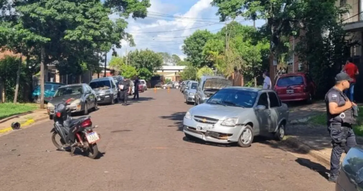 Posadas: una mujer hospitalizada tras choque entre una motocicleta y un automóvil