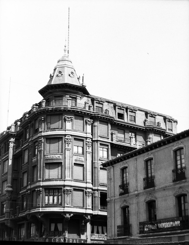 En la esquina inferior derecha, el edificio de Emilio Hurtado Merino (luego el del Banco de Vizcaya, hoy oficina de Unicaja).