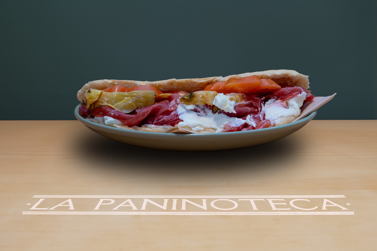 24 Coppa, caprino al vino bianco, carciofini, pomodori, sale e origano