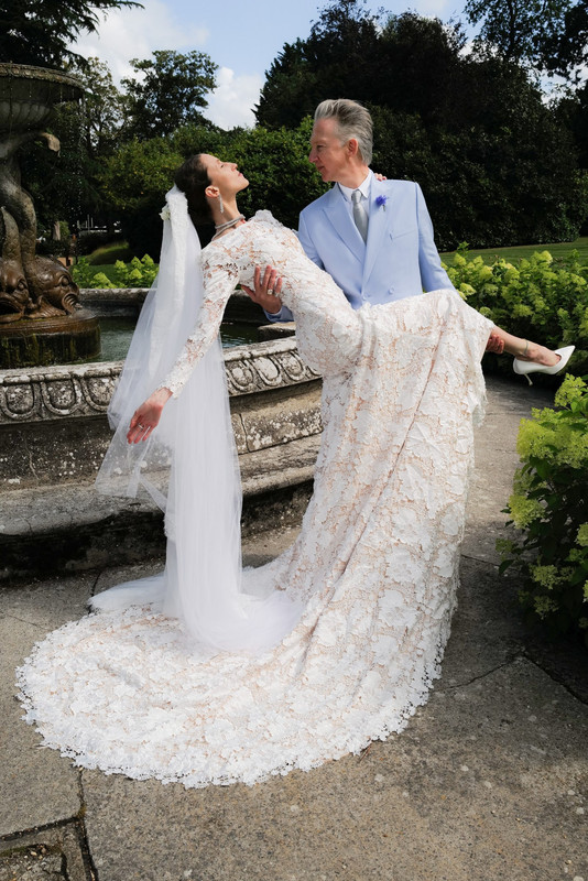 Anna Cleveland sposa in Laura Biagiotti 