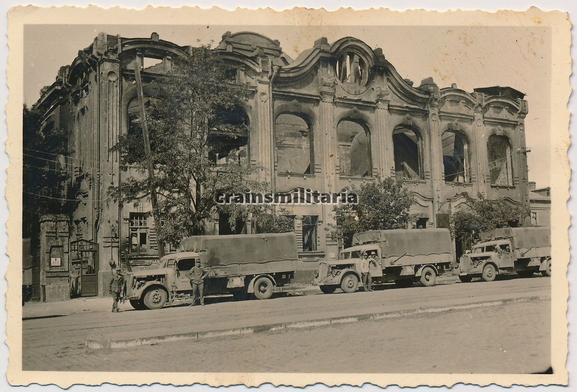 Orig. Foto Austro-Fiat FD 6 Lkw in zerstörte Sta