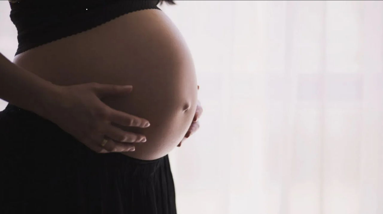 Mujer causa debate en redes sociales por decidir poner su vida por encima la de su bebé