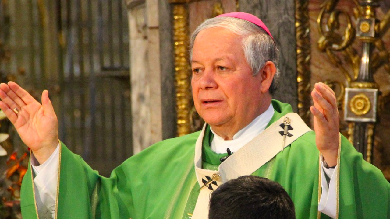 Niño salva a una mujer regalándole su playera del Querétaro autografiada