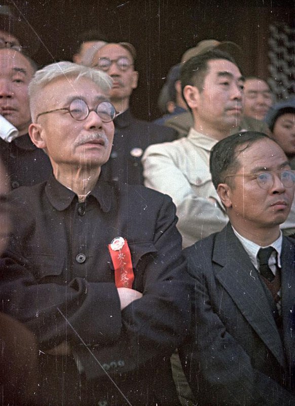 Провозглашение Китайской Народной Республики 1 октября 1949 г. Провозглашение Китайской Народной Республики 1 октября 1949 г. снимке, Владиславович, Владислав, Микоша, серой, куртке, СНИМКОВ, МНОГОМНОГО, КАТОМ, фотокинооператор, советский, случаю, октября, Тяньаньмэ́нь, площади, провозглашение, Китайской, автор, республики, Народной