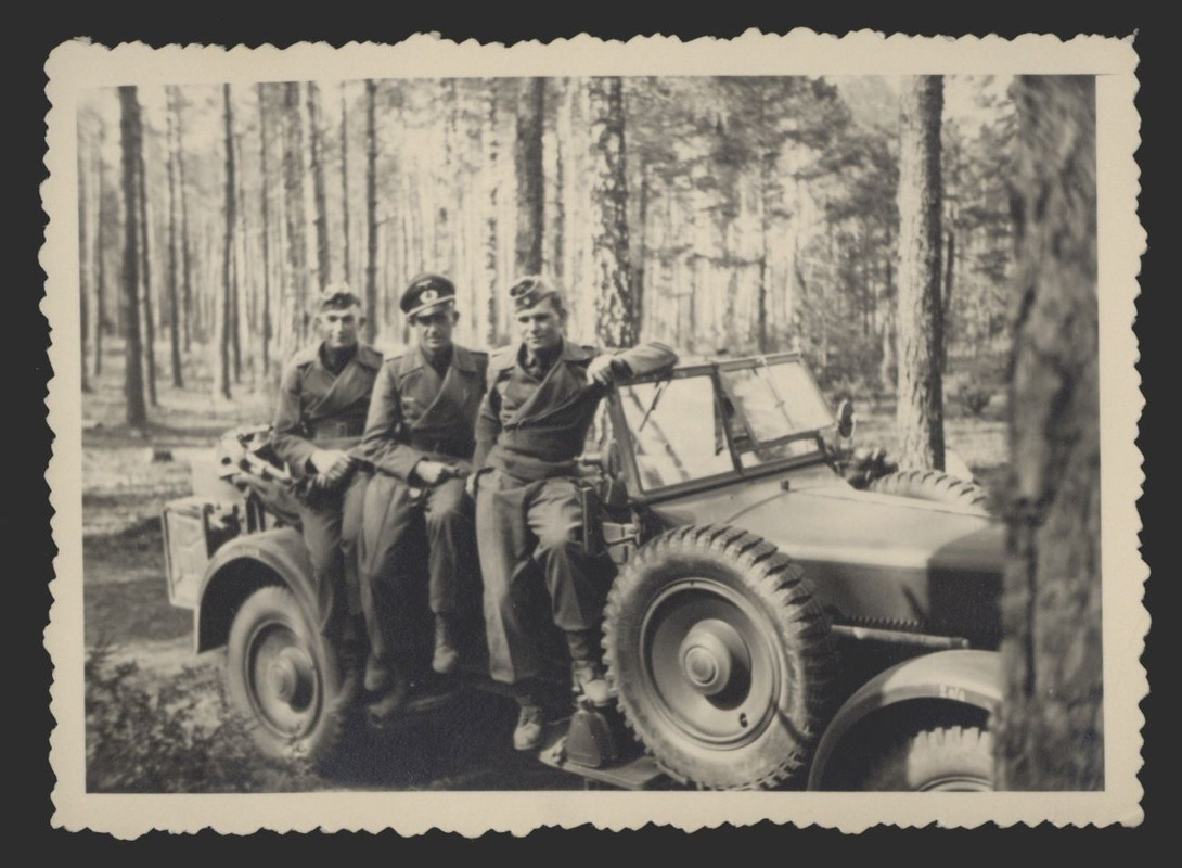 Sturmgeschütz Soldaten StuG am Kübelwagen