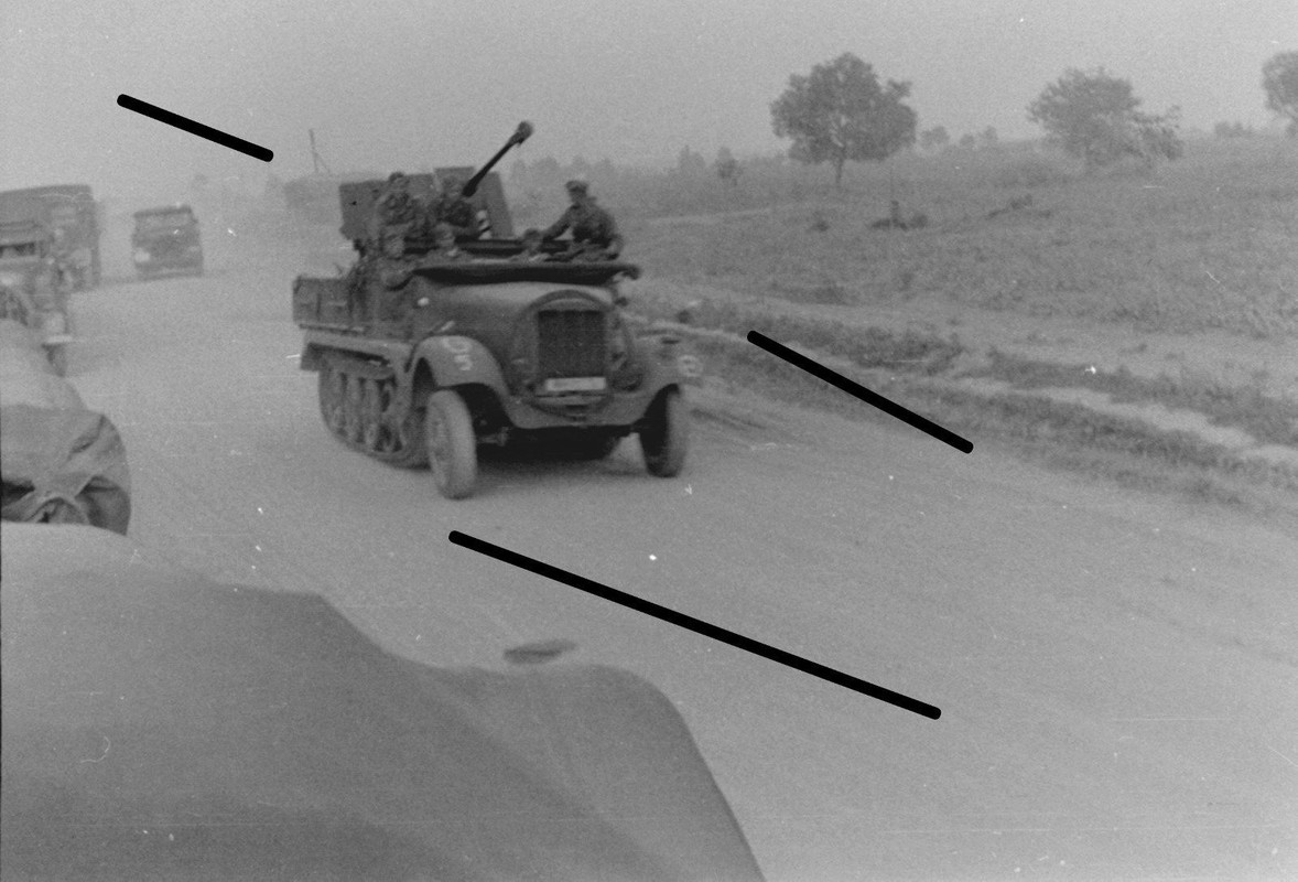 Rußland Ostfront Sd.Kfz Halbkette mit Geschütz Vormarsch LKW