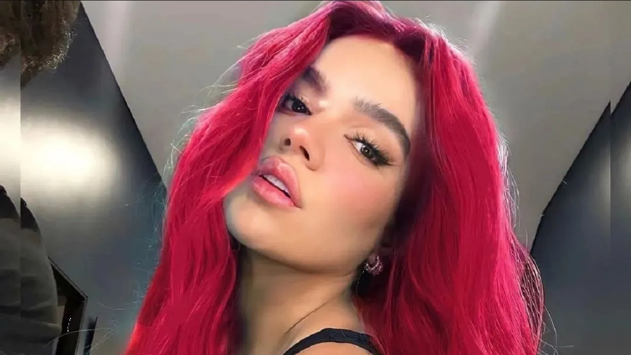 Karol G sorprende a fans en un antro; se pone a bailar y cantar; desatando furor