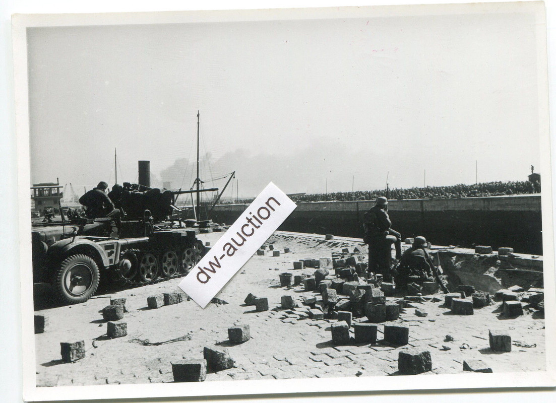 Dunkerque Dünkirchen , SdKfz mit Flakaufbau bewacht Soldaten im Hafen