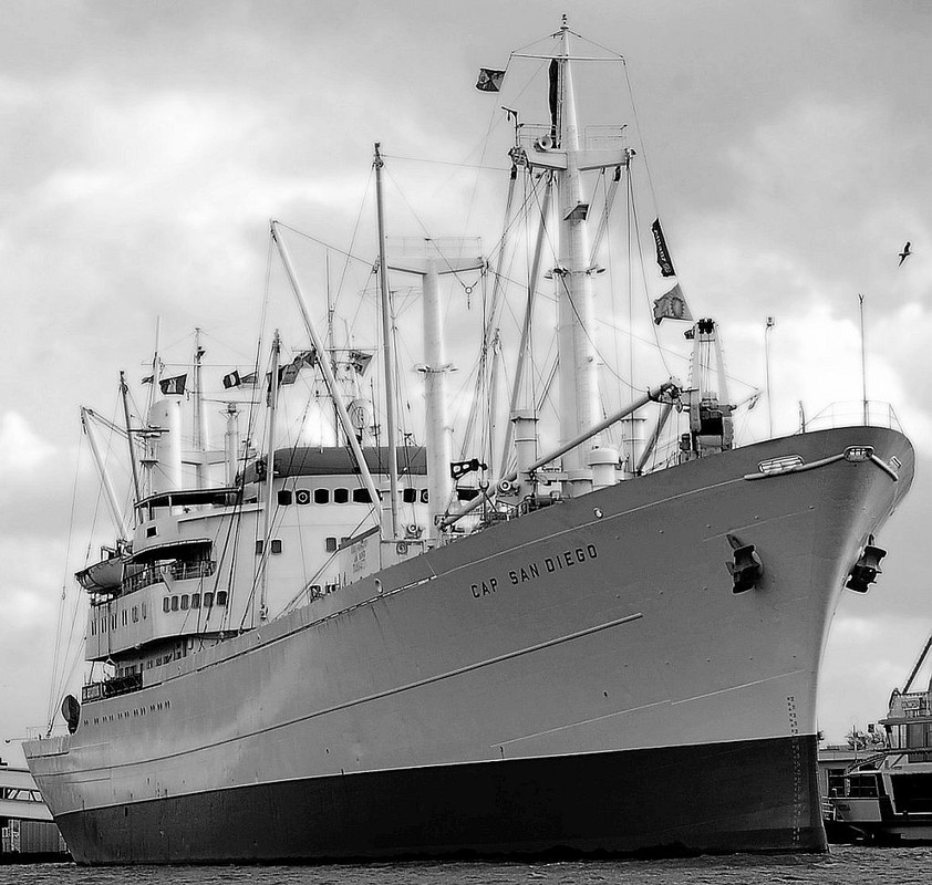 Cap-San-Diego-0-BW.jpg