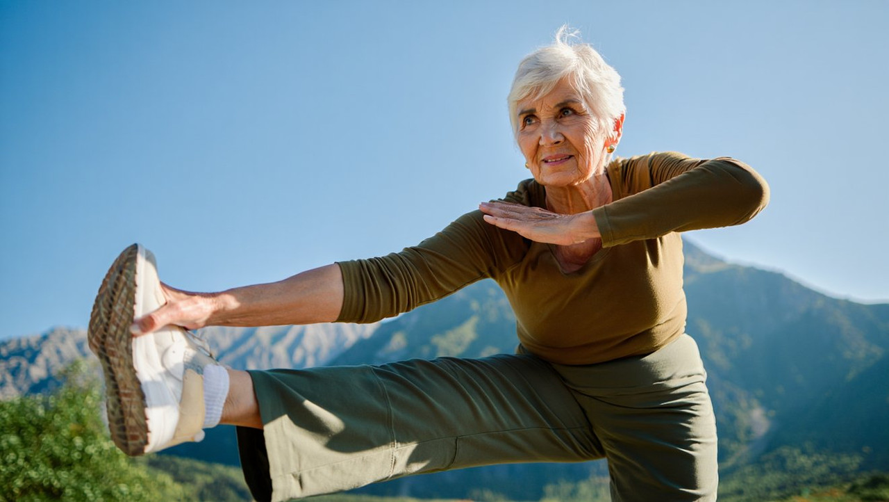 Как замедлить процесс старения с помощью йоги - активная женщина после 50 лет