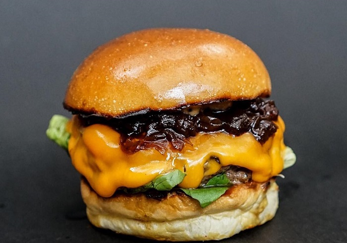 Three Buns Jakarta menyajikan burger dengan bahan-bahan berkualitas terbaik.