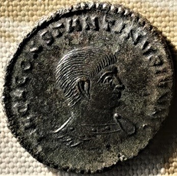 Nummus de Constantino II . PRINCIPI IVVENTVTIS. Constantino II estante a dcha. Trier. 2