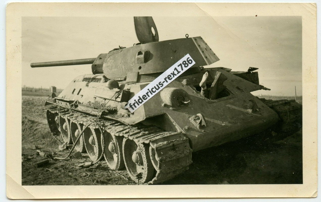 Foto 1 Ostfront sowjetischer Panzer T-34 nach Volltreffer Fahrerluke Füße