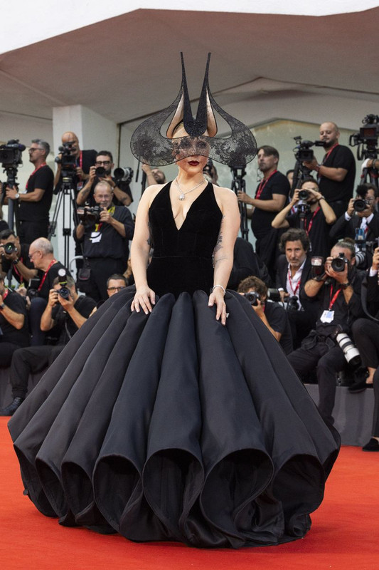 Venezia 81, le pagelle ai look dell’ottavo red carpet Venezia 81, le pagelle ai look dell’ottavo red carpet