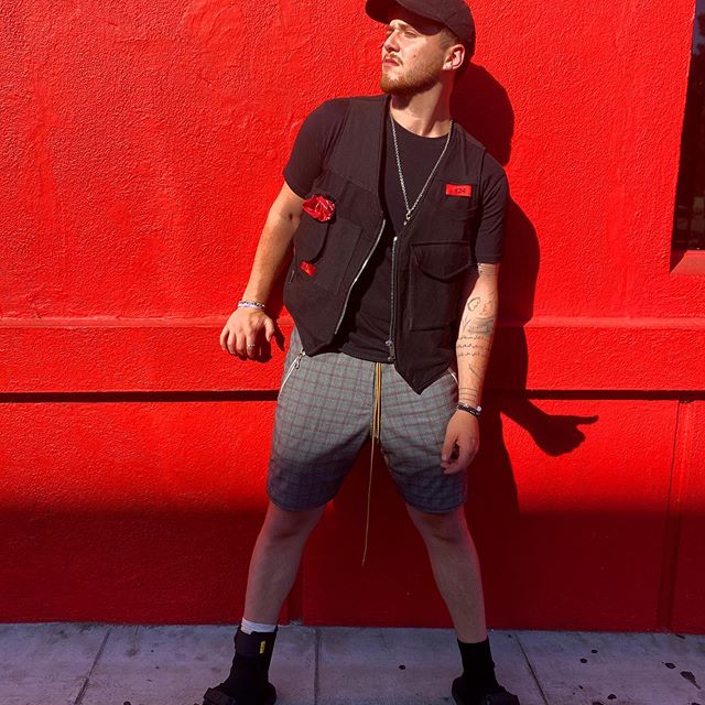 Andrew Bazzi adalah penyanyi Amerika, penulis lagu, dan bintang Vine yang menjadi terkenal dengan single terobosannya, 'Mine.'