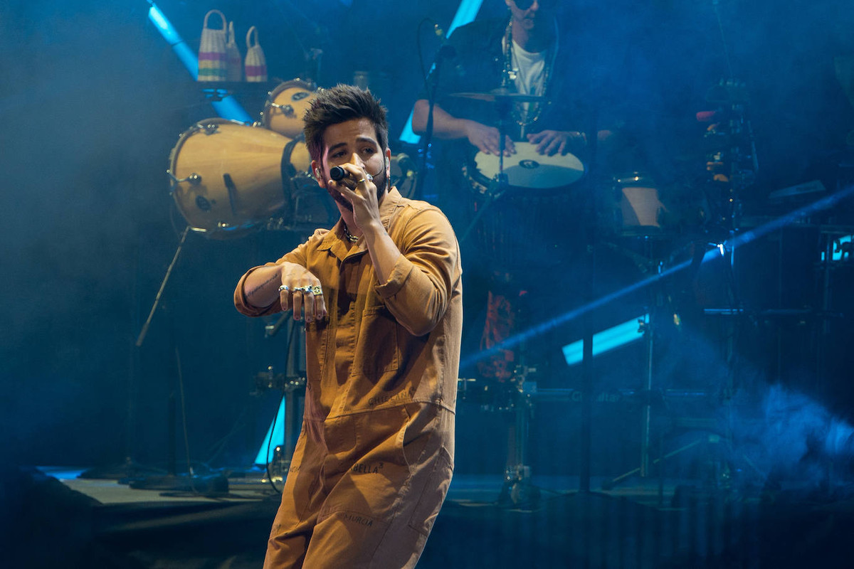 Camilo rompe en llanto en pleno concierto