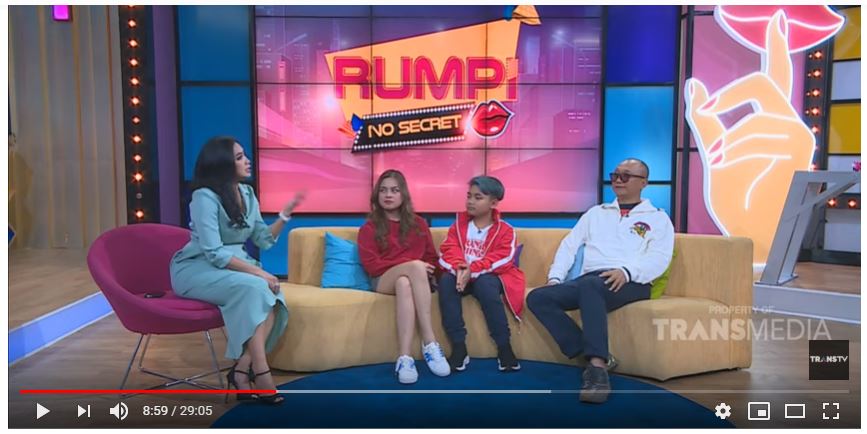 Mr Puisi dan kedua anaknya di acara Rumpi No secret