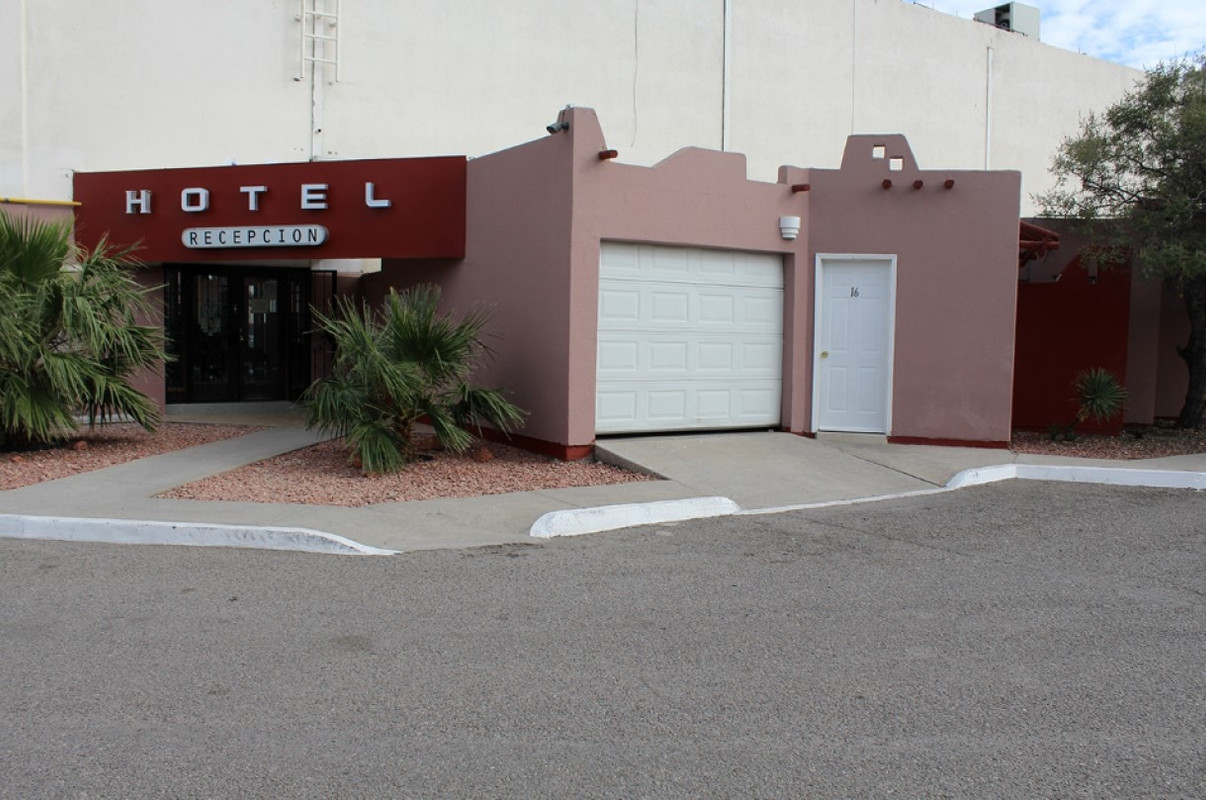 Hombre se refugia en un motel tras ser atacado a balazos