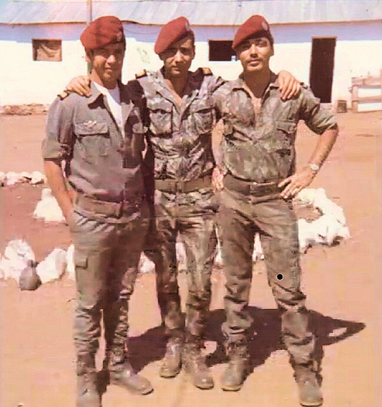 22-Um-capit-o-um-tenente-e-um-alferes-Manuel-da-Silva-no-Des