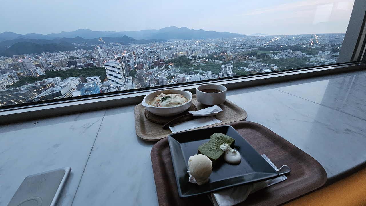 一邊吃晚餐，看著小樽方向的夕陽，感覺前一天在那邊好像做夢一樣
