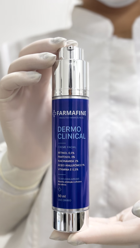 Farmacêutica segurando o produto dentro do laboratório