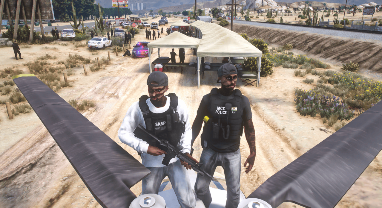Deux personnages en tenue SASP et police sur Flashfa