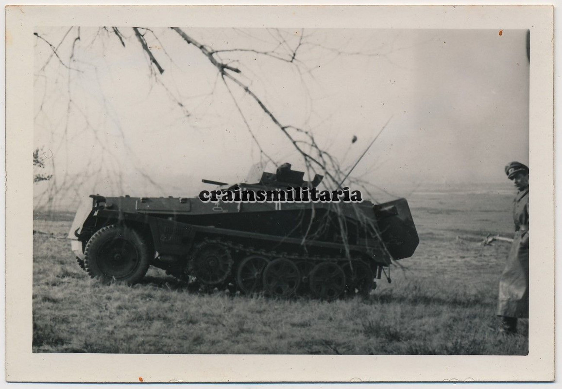 Orig. Foto SdKfz 253 Panzerspähwagen in Artillerie Kaserne Schul