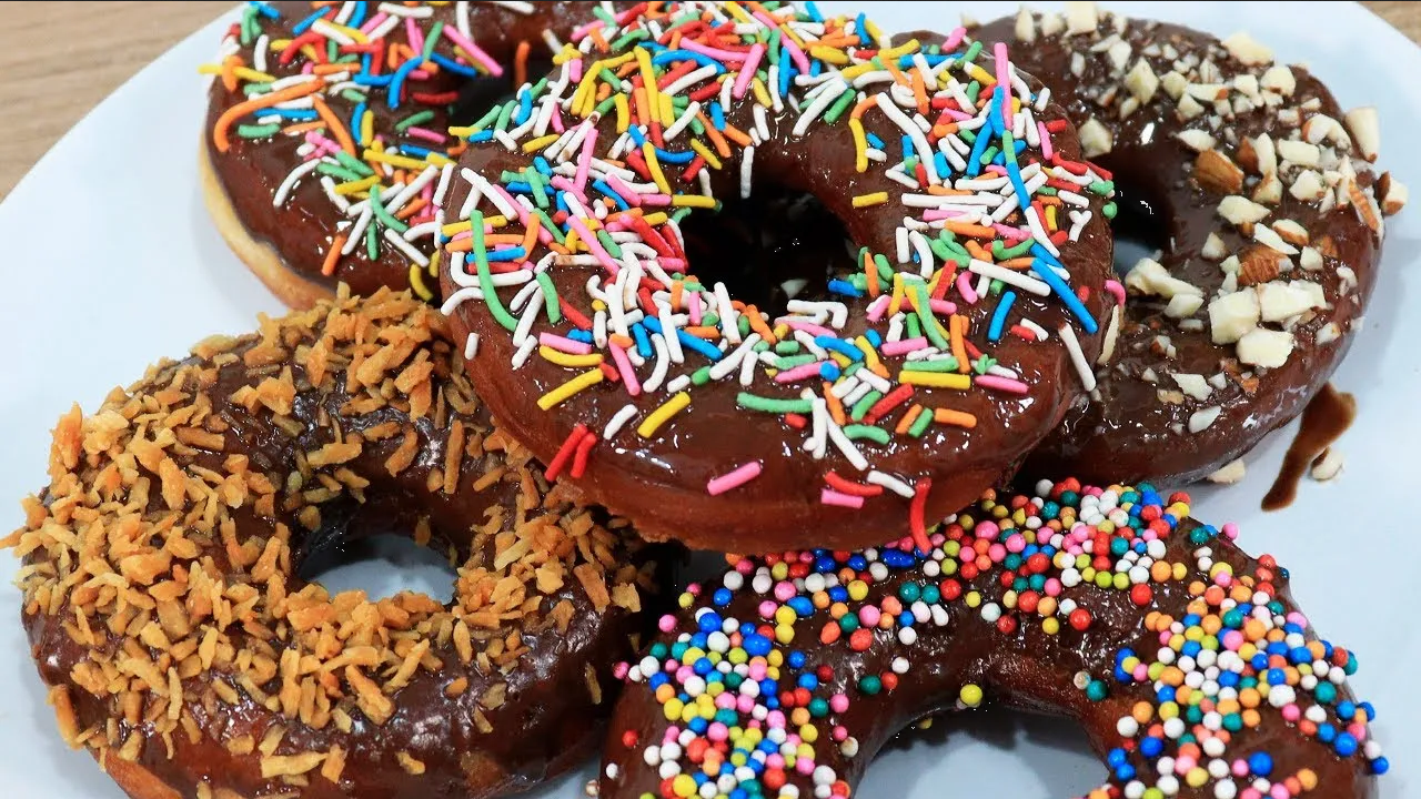 Receta para preparar un postre delicioso, unas donas de chocolate