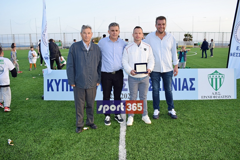 , &Tau;&omicron; &phi;&omega;&tau;&omicron;&rho;&epsilon;&pi;&omicron;&rho;&tau;ά&zeta; &tau;&omicron;&upsilon; &tau;&epsilon;&lambda;&iota;&kappa;&omicron;ύ &Epsilon;&rho;ά&nu;&eta;-&Pi;&alpha;&nu;&theta;&omicron;&upsilon;&rho;&iota;&alpha;&kappa;ό&sigmaf; (&phi;&omega;&tau;&omicron;)