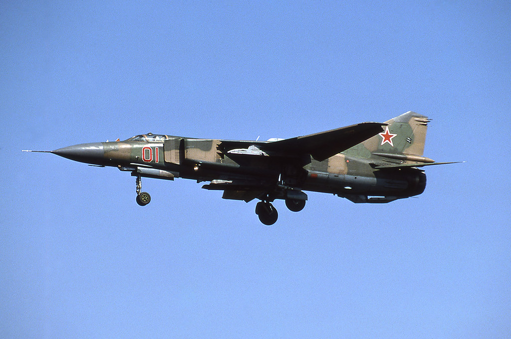 833 IAP Mig-23MLD 01 Red [Jüterbog 8.91]