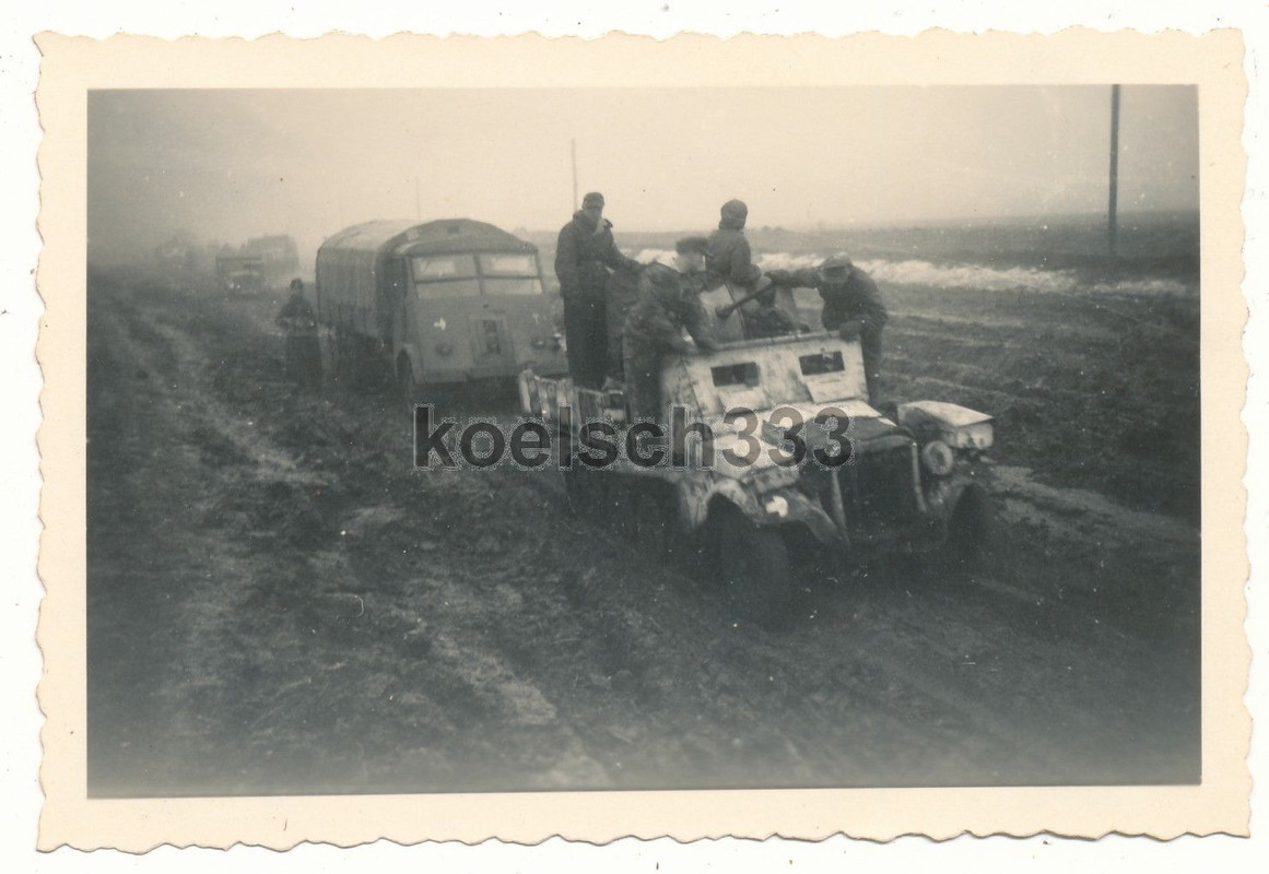 Foto Grenadiere auf Panzer Halbkette mit Flak Geschütz in Russla