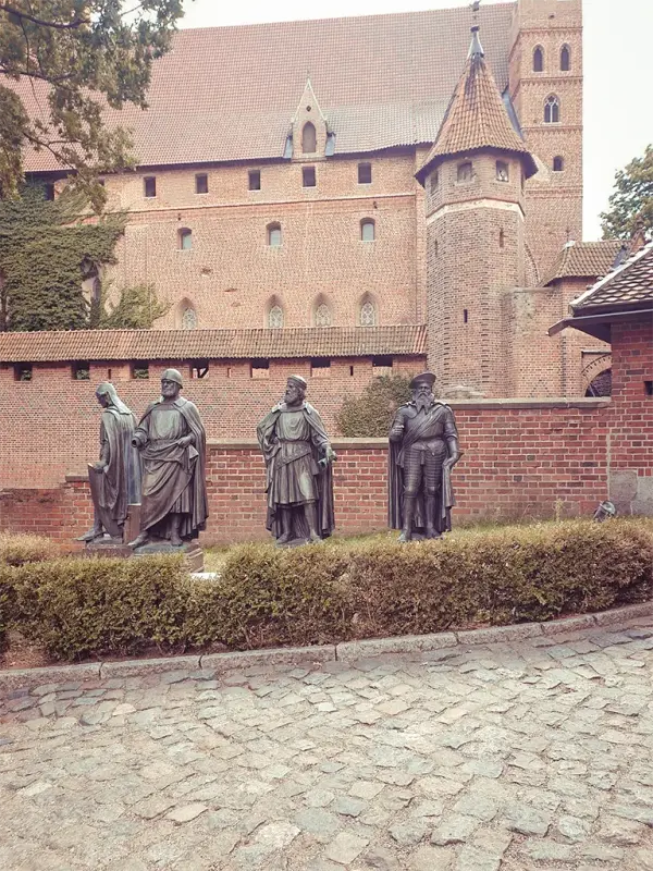 le-statue-dei-gran-maestri