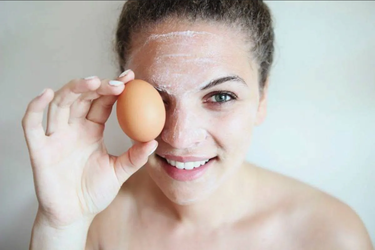 Conoce los beneficios de la clara de huevo para aclarar y exfoliar la piel