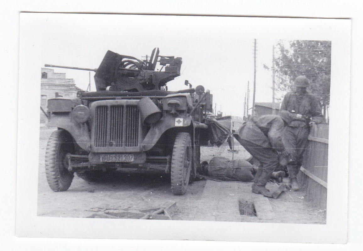 Deutschen Kameraden am Flakgeschütz auf einem Ge