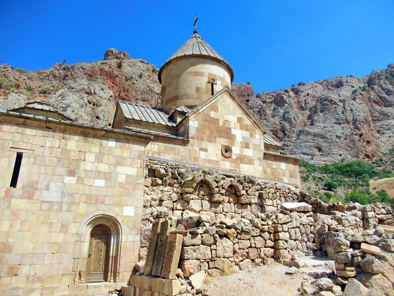 Армения - страна храмов, гор, камней и...