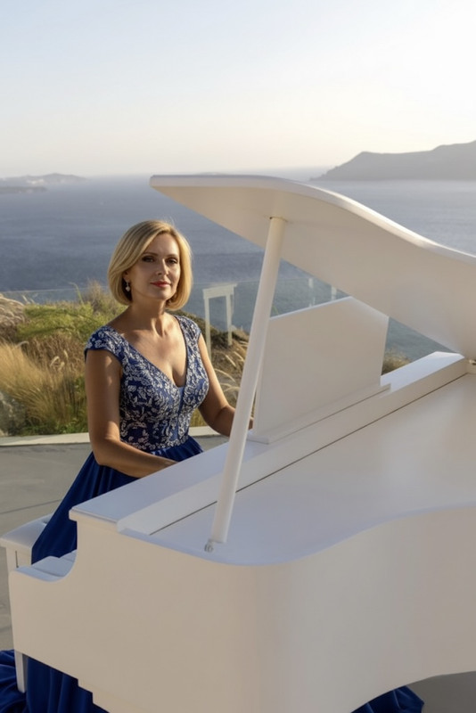 Close up of the pianist during performance