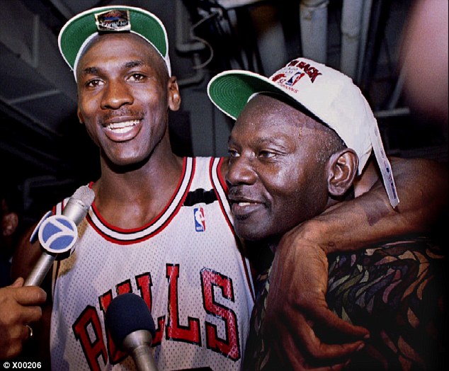   Foto på Michael Jordan  & hans  Pappa  James R Jordan