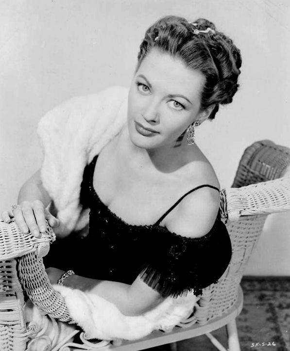 Yvonne_De_Carlo_b44