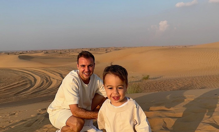 Mario Gotze diketahui berlibur bersama istrinya, Ann-Kathrin, dan putranya di Dubai, di mana mereka semua melakukan safari gurun.